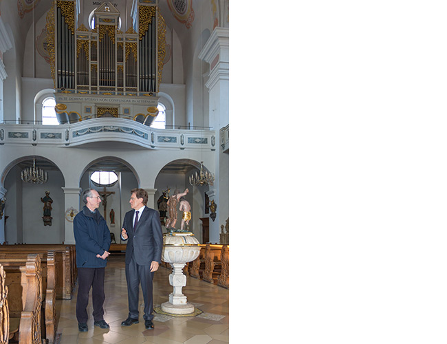 Im Bild (von links): Stadtpfarrer Wolfgang Schneck und Stimmkreisabgeordneter Georg Winter in der Basilika St. Peter in Dillingen.