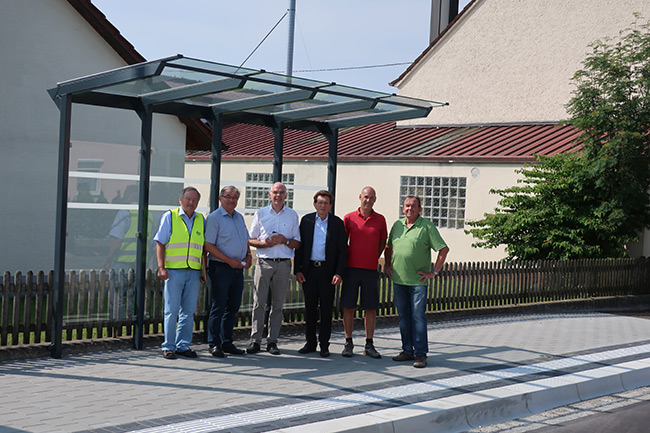 Im Bild (von links): Johann Kapfer, Ingenieurbüro Kapfer, Jens Ehmke, Leiter des Staatlichen Bauamts, Bürgermeister Reinhold Schilling, MdL Georg Winter, Christian Grondinger, Firma Strabag und Raimund Berger, Bauamt Krumbach.