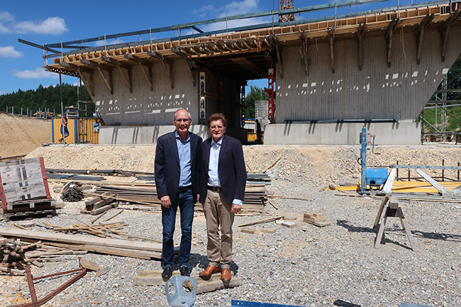 1. Bürgermeister Peter Bergmeir und Stimmkreisabgeordneter Georg Winter informierten sich an der Anschlussstelle Ehgatten über das neue Brückenbauwerk zur Querung des Weldenbahnradweges.