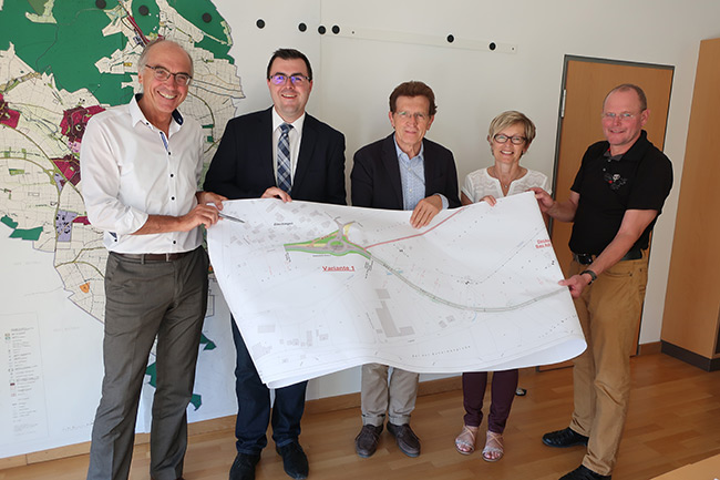 Im Bild (v.l.n.r.): Wilhelm Weirather, Regierung von Schwaben, Bürgermeister Tobias Steinwinter, MdL Georg Winter, Karina Hofmann, stellvertretende Geschäftsleitung der Verwaltungsgemeinschaft Syrgenstein, und Thomas Merkle, Bauamt VG.