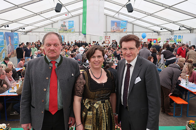 Im Bild (von links): Kreisobmann Klaus Beyrer, Kreisbäuerin Annett Jung und Stimmkreisabgeordneter Georg Winter in der Halle der Landwirtschaft anlässlich der Podiumsdiskussion auf der WIR.