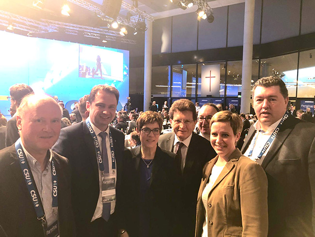 Im Bild (von links): Bezirksrat Dr. Johann Popp, OB Frank Kunz, CDU-Vorsitzende Annegret Kramp-Karrenbauer, Stimmkreisabgeordneter Georg Winter, CSU-Ortsvorsitzende Claudia Riemensperger und Kreisrat Thomas Häußler.