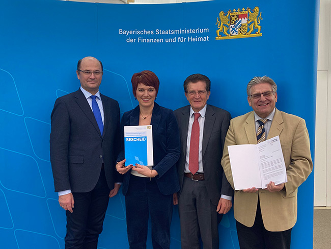 Bescheidübergabe in der Außenstelle des Finanzamtes Nürnberg für die Stabilitätshilfen i.H.v. 1,8 Mio. Euro für die Stadt Lauingen und für die Bedarfszuweisungen für den Landkreis Dillingen i.H.v. 200 TSD Euro. v.li.n.re.: Finanzminister Albert Füracker, Bürgermeisterin Katja Müller (Stadt Lauingen), Stimmkreisabgeordneter Georg Winter und Vizelandrat Alfred Schneid