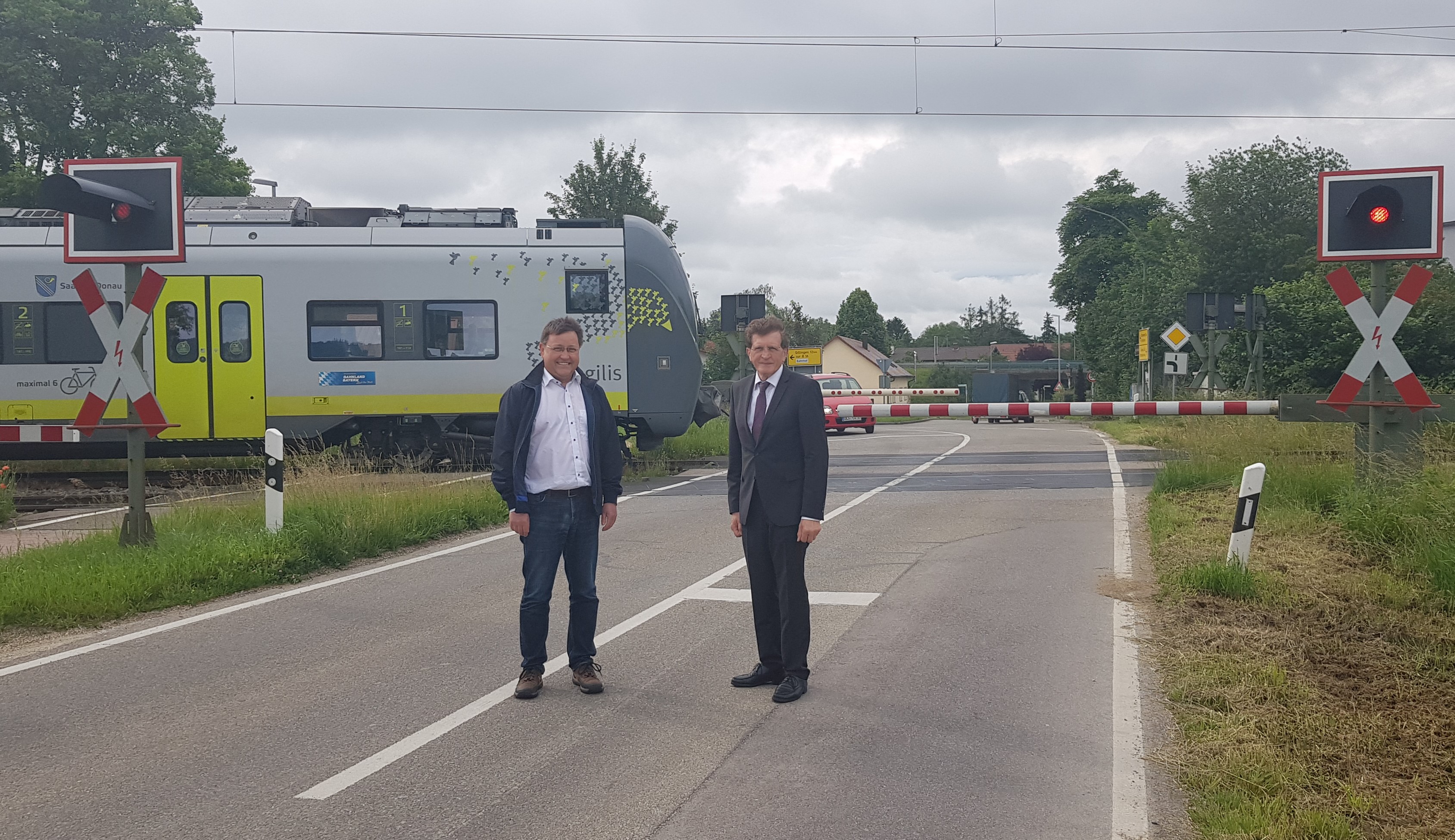 Bürgermeister Jürgen Frank, Blindheim, betont, wie wichtig die Maßnahme in Blindheim ist, nicht nur für den Fahrzeugverkehr, sondern auch für die vielen Pendler und Schüler, um Fußgängern sowie Radlern im Zusammenhang mit dem neuen Zugbegegnungspunkt eine sichere Querung zu ermöglichen und längere Wartezeiten zu vermeiden. Bild: Johannes Wunderle