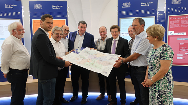 Im Bild von links: Stadtführer Udo Strempel, 2. Bürgermeister Stephan Karg, Vizelandrat Alfred Schneid, Schulamtsdirektor Wilhelm Martin, Kreisrat Thomas Häußler, Bezirksrat Dr. Johann Popp, Stimmkreisabgeordneter Georg Winter, Rektor Helmut Herreiner, Oberstudiendirektor Dr. Helmut Nebel, Vorsitzende v. Förderkreis Schloß Höchstädt Hildegard Wanner