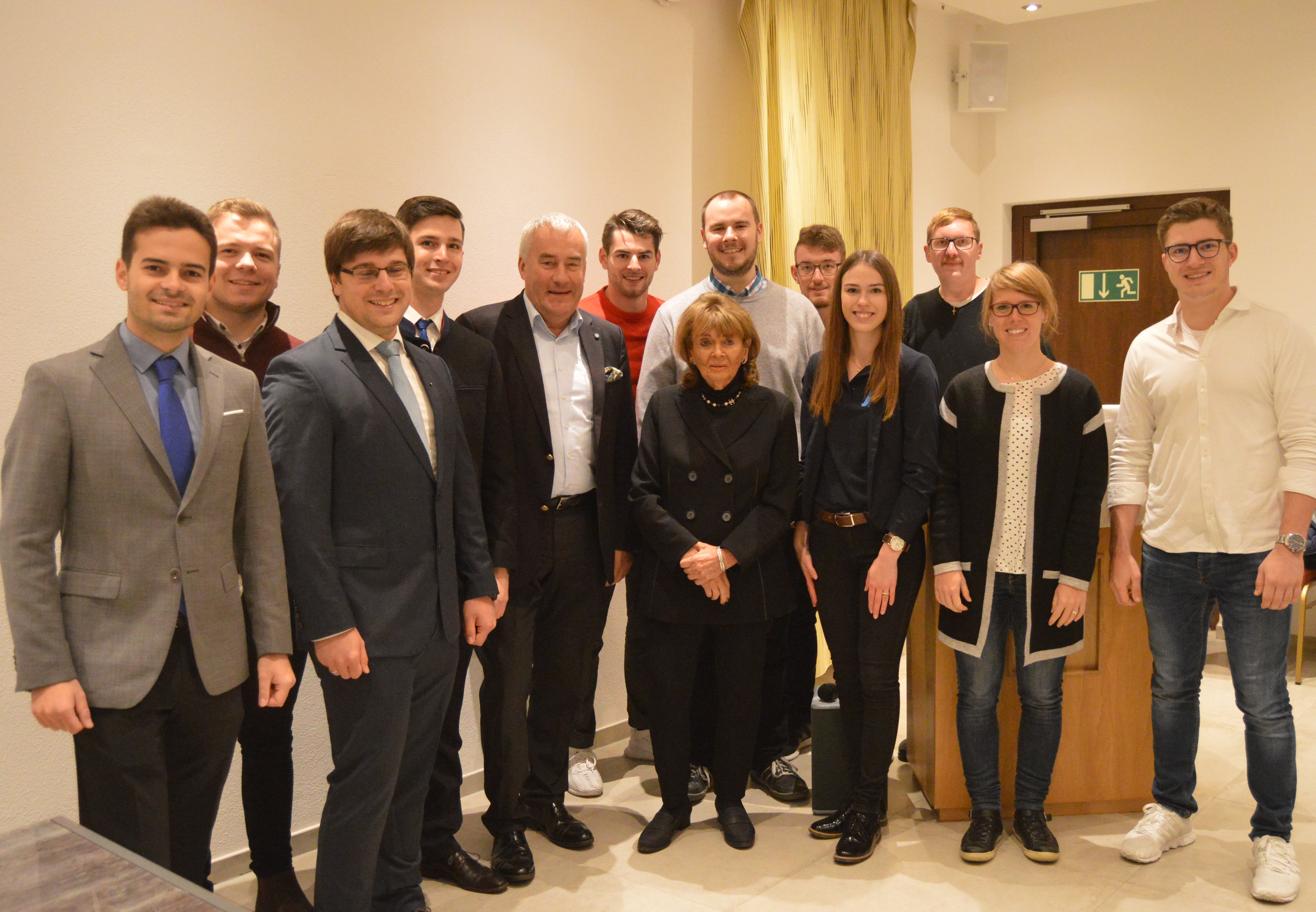 : Bei der Veranstaltung im November 2019. Im Bild (von links): Fabian Braun, Benedikt Decker, Christian Mayer, Daniel Uhl, Dr. Ludwig Spaenle, Daniel Kaim, Charlotte Knobloch, Matthias Eckstein, Christoph Gerstmair, Annemarie Jung, Andreas Schnelle, Bettina Werner und Simon Kaim .