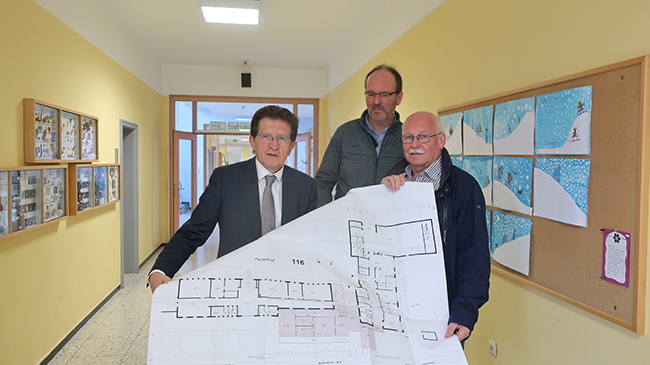Die Erweiterung der Kindertagesstätte in Nordendorf erhält eine Förderung vom Freistaat Bayern. Im Bild (von links): Stimmkreisabgeordneter Georg Winter, Rektor Klaus Katzenschwanz und Bürgermeister Elmar Schöniger.