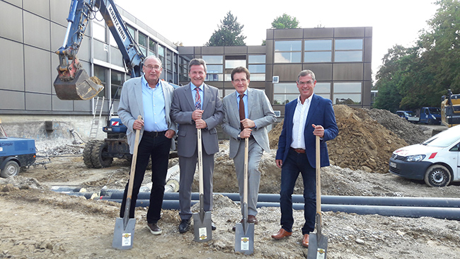 Im September 2018 fand der Spatenstich zum Erweiterungsbau an der Realschule in Lauingen statt, im Bild (von links) 2. Bürgermeister Dietmar Bulling, Landrat Leo Schrell, MdL Georg Winter und Albert Kaiser, 3. Bürgermeister.