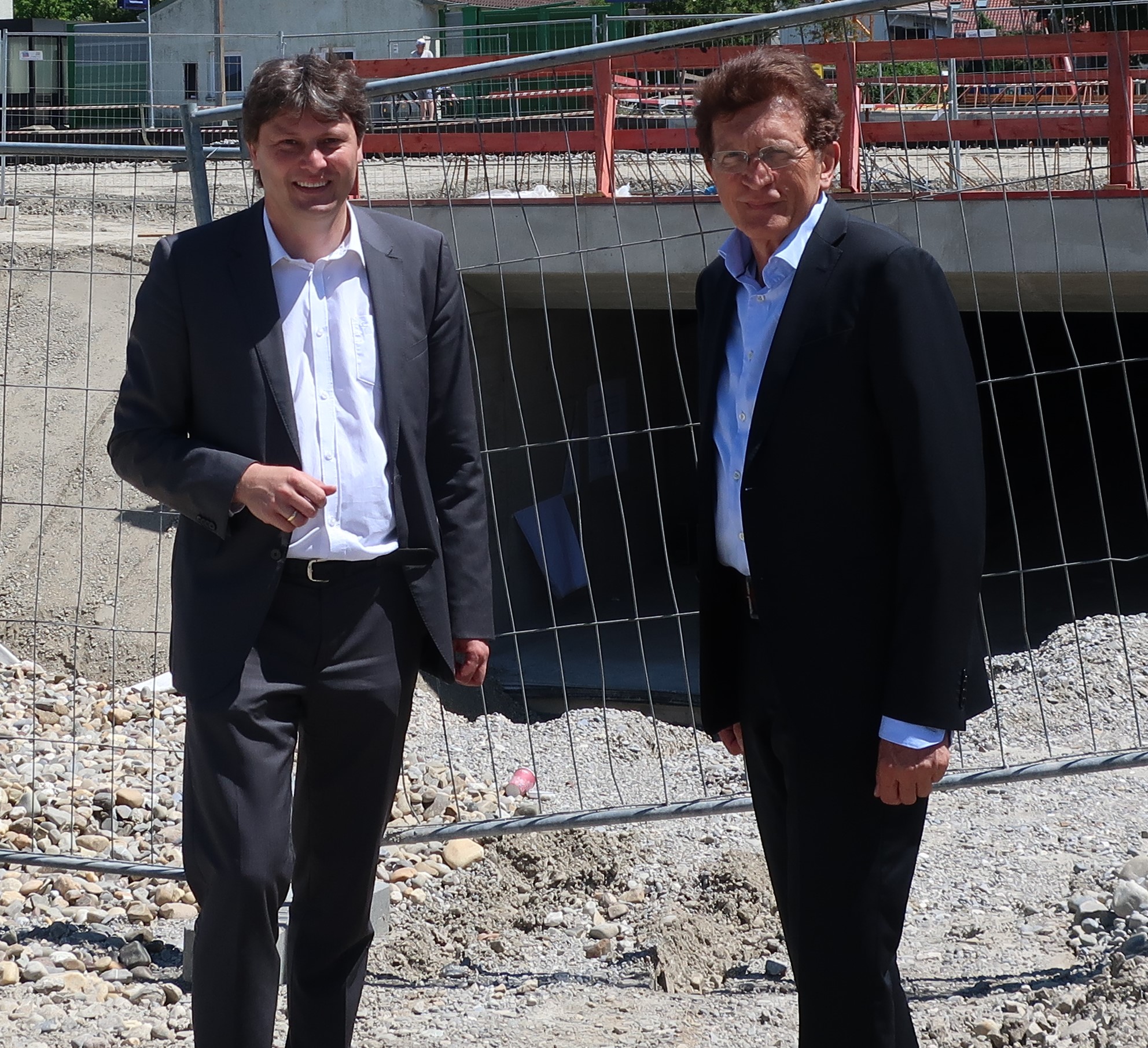 Bürgermeister Dr. Michael Higl (links im Bild) und Stimmkreisabgeordneter Georg Winter am Bahnhofsvorplatz, dessen Neugestaltung zu den Vorhaben der Marktgemeinde Meitingen gehört.