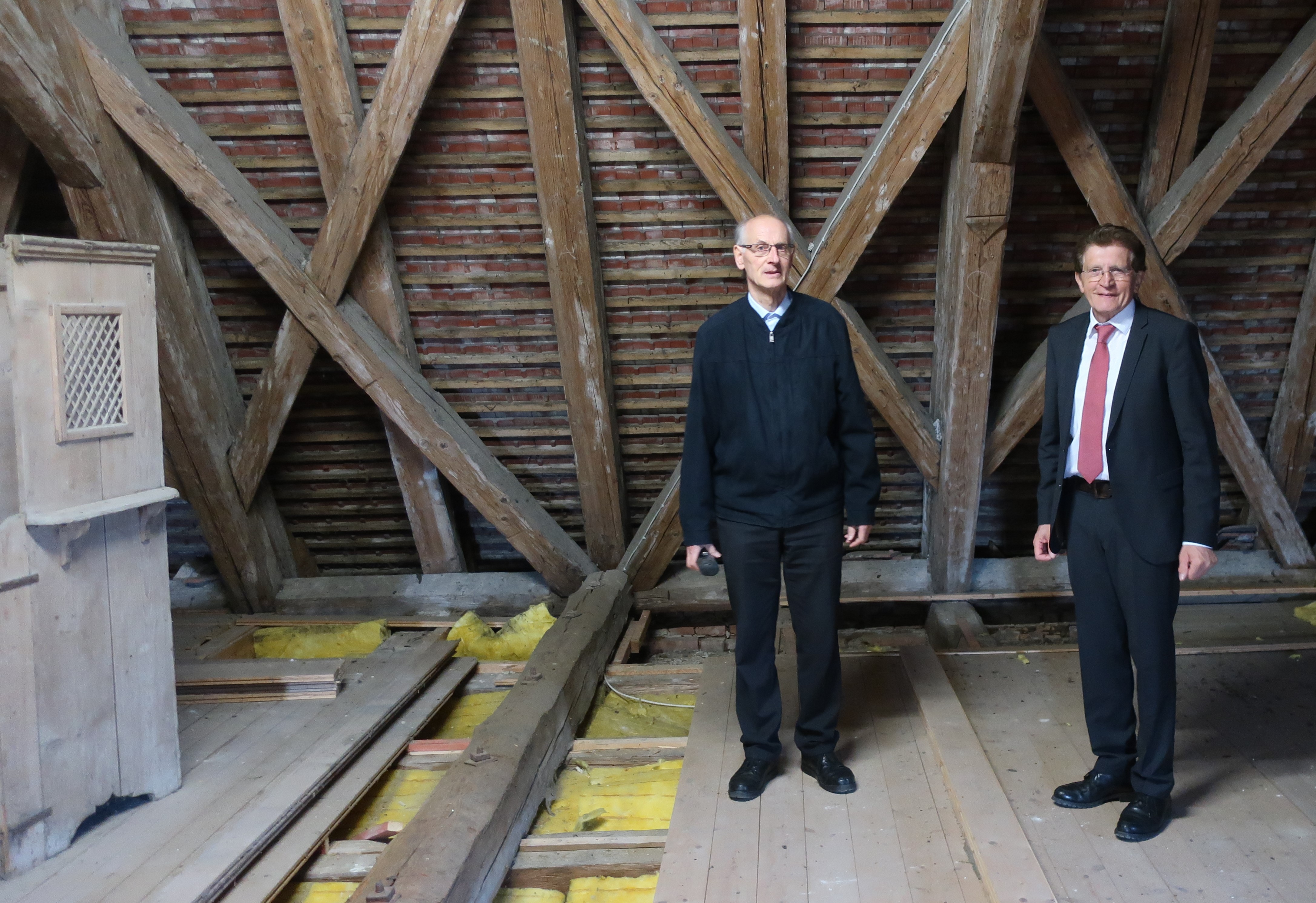 Im Bild (von links): Pfarrer Paul Sinz und MdL Georg Winter.