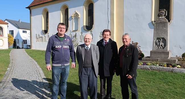Im Bild (von links): Kirchenpfleger Richard Sing, Monsignore Josef Philipp, Stimmkreisabgeordneter Georg Winter und Ernst Linder.