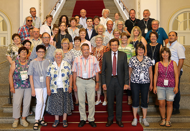 Eine der beiden Besuchergruppen mit dem Stimmkreisabgeordneten Georg Winter auf der steinernen Treppe im Bayerischen Landtag.