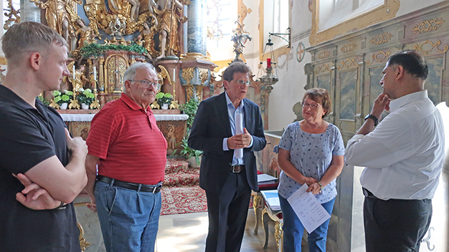 Vor kurzem ließ sich Stimmkreisabgeordneter Georg Winter beim Ortstermin in Ehingen über den Planungsstand bei der Sanierung der Frauenkirche informieren. Im Bild (von links): Christian Gschwilm, Verwaltungsleiter bei der Diözese Augsburg, Xaver Kratzer, Abgeordneter Georg Winter, Kirchenpflegerein Centa Kratzer und Pater Norman D’Souza.