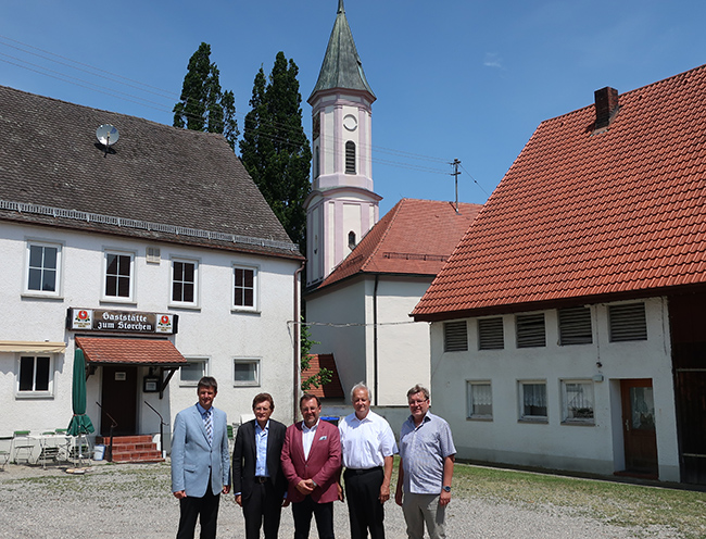 Durch die Baumaßnahme wird die bislang verdeckte Kirche freigestellt und der Außenbereich neu gestaltet. Mit Biergarten, Kinderspielfläche und Maibaumstandort wird ein moderner Treffpunkt geschaffen. Im Bild (von links): Christian Kreye, Leiter des Amtex für Ländliche Entwicklung, Stimmkreisabgeordneter Georg Winter, Bürgermeister Heinrich Jäckle, 2. Bürgermeister Karl-Heinz Tomaschewski und Lutz-Holger Behre von der Bürogemeinschaft OPLA.