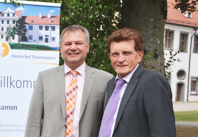Bürgermeister Toni Brugger mit Stimmkreisabgeordneten Georg Winter, MdL, im Klosterhof Thierhaupten